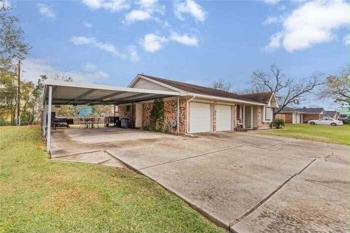 526 Bay Colony Dr
