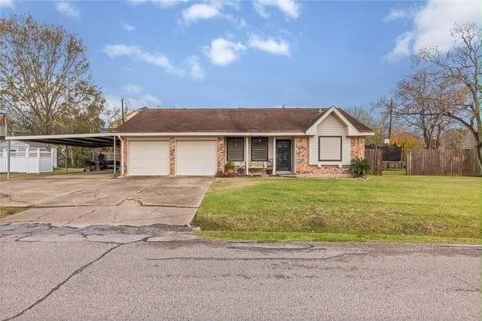 526 Bay Colony Dr - Photo 2 of 15