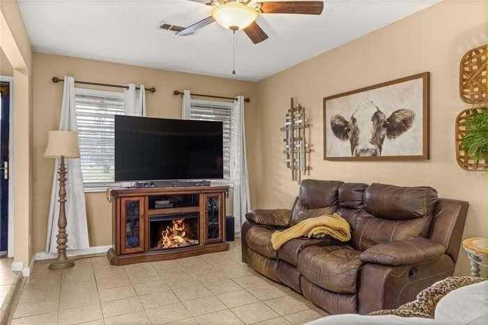 526 Bay Colony Dr - Photo 4 of 15