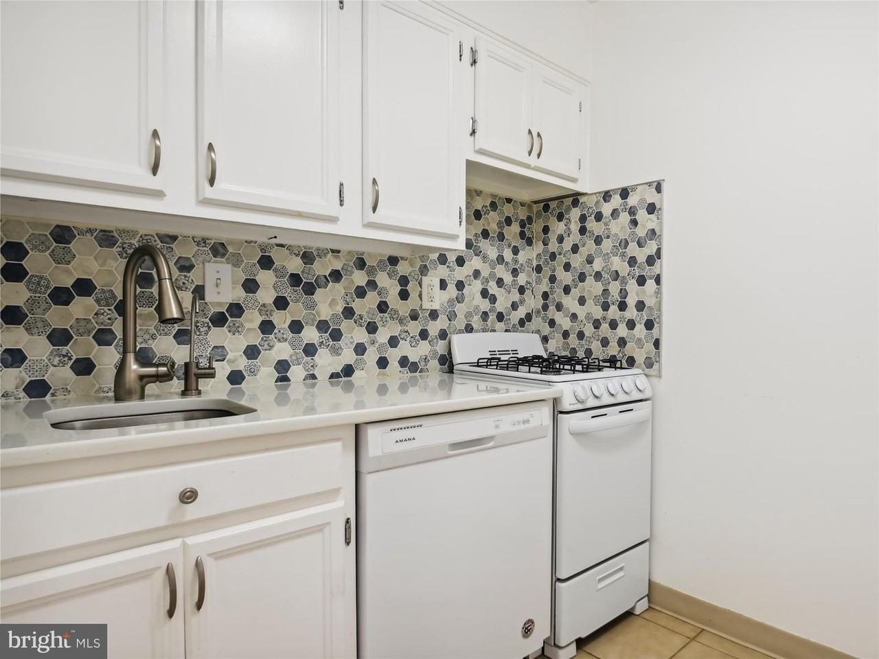 56 G St Sw - Photo 4 of 24