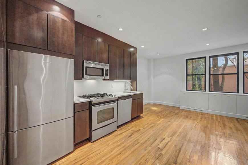 156 Prince St - Photo 2 of 9