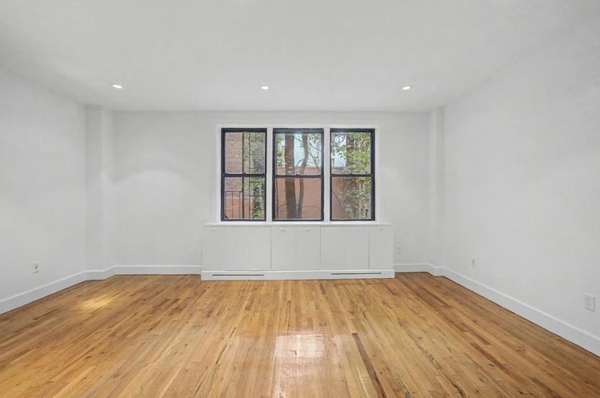 156 Prince St - Photo 4 of 9
