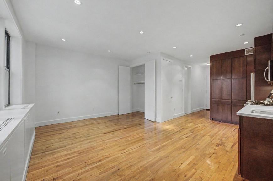 156 Prince St - Photo 5 of 9