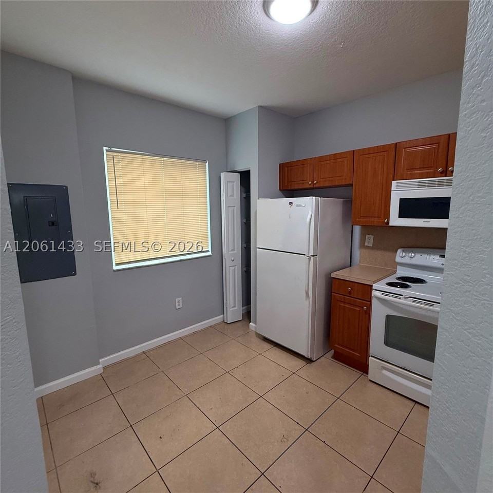 8811 S Isles Cir #8811 - Photo 2 of 17