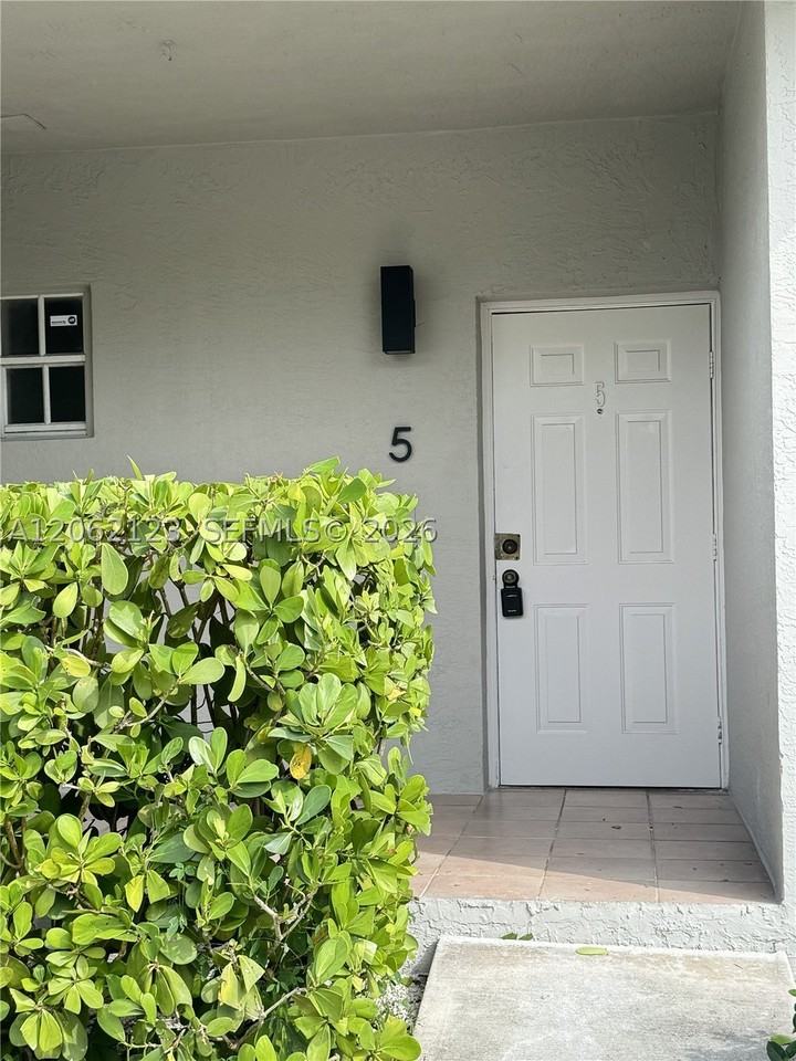 11810 Ne 19th Dr #5 - Photo 3 of 16