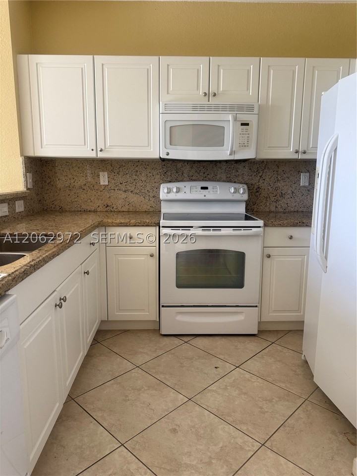 3064 Se 1st Dr #7 - Photo 5 of 12
