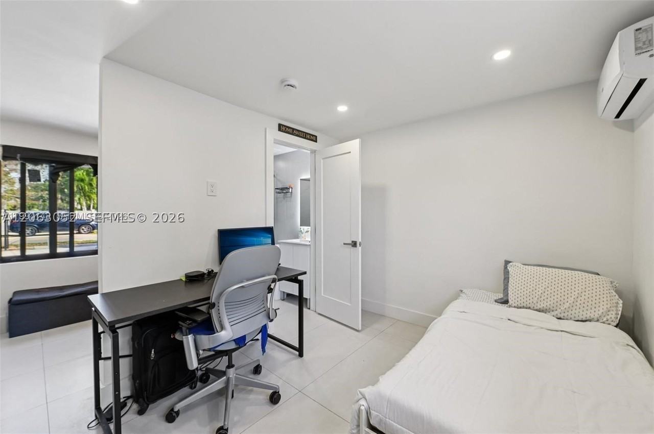 5152 Sw 6th St #B - Photo 4 of 7