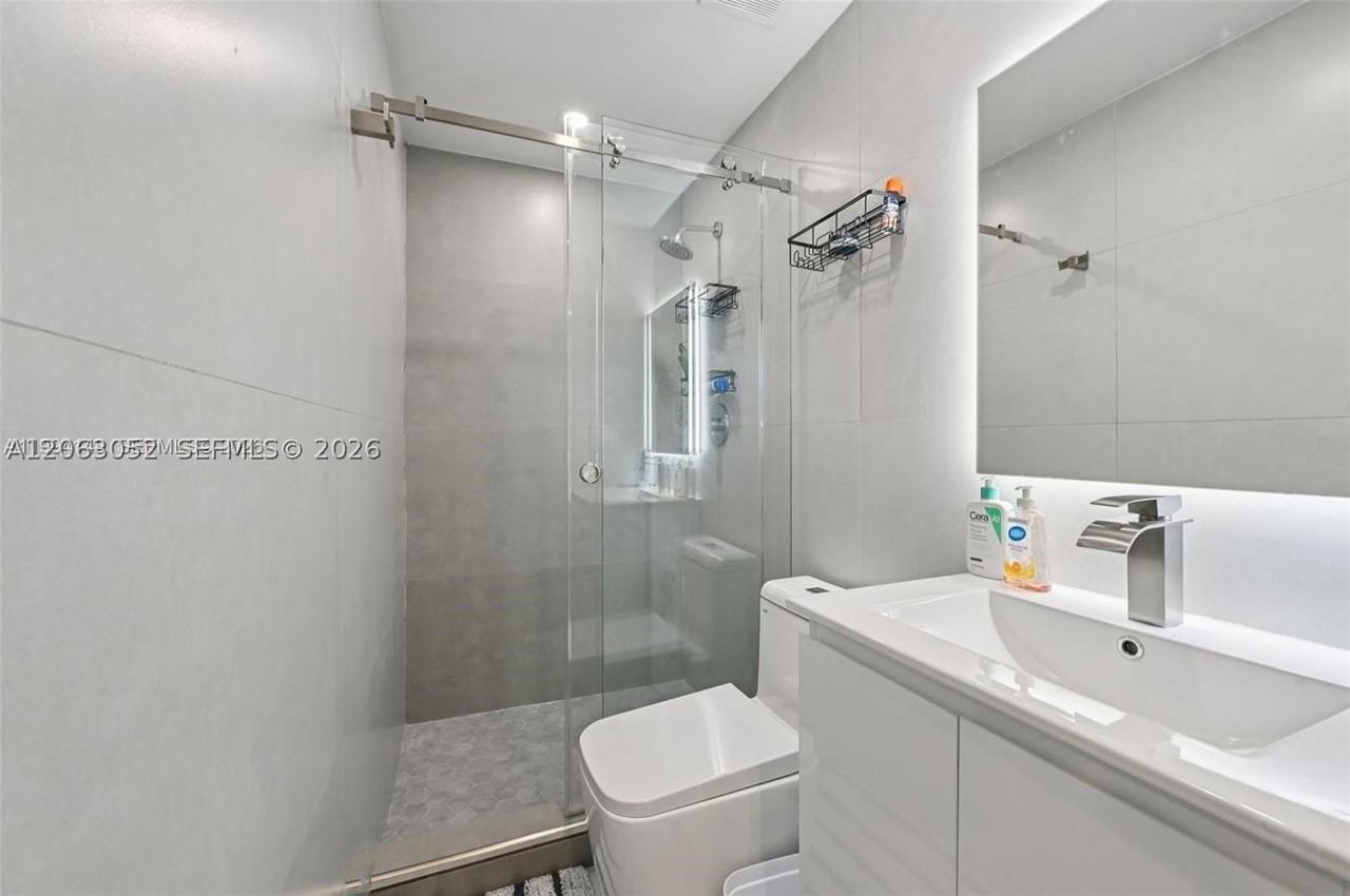 5152 Sw 6th St #B - Photo 5 of 7