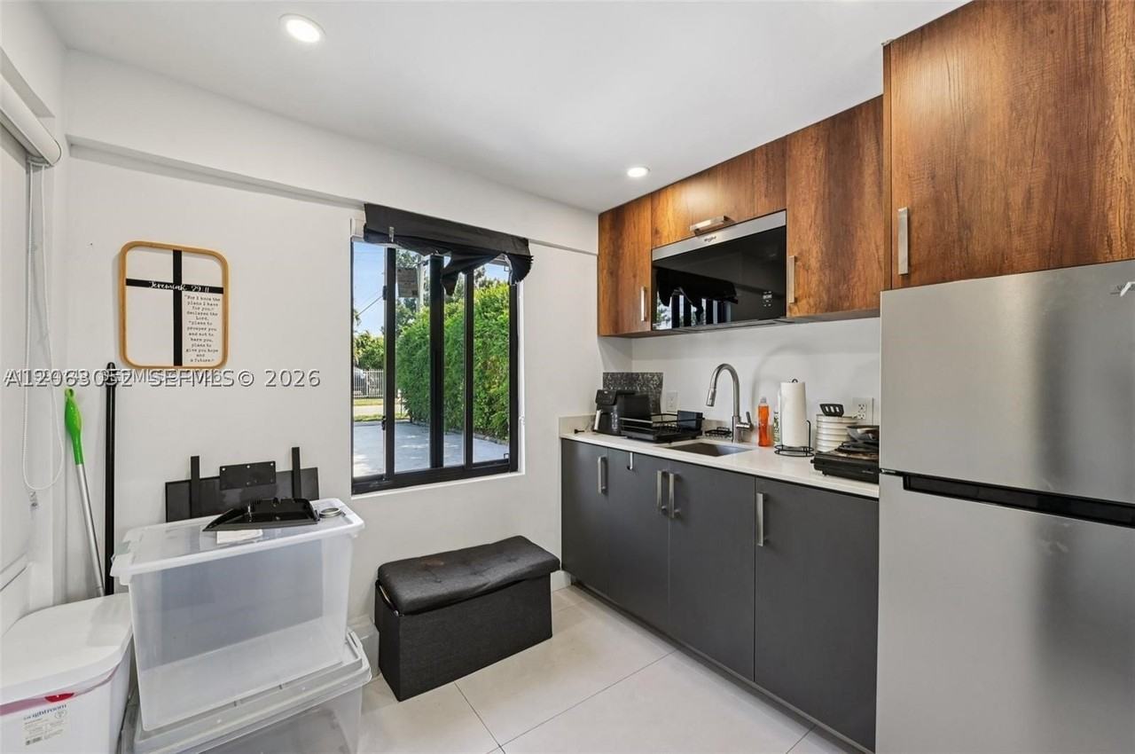 5152 Sw 6th St #B - Photo 6 of 7