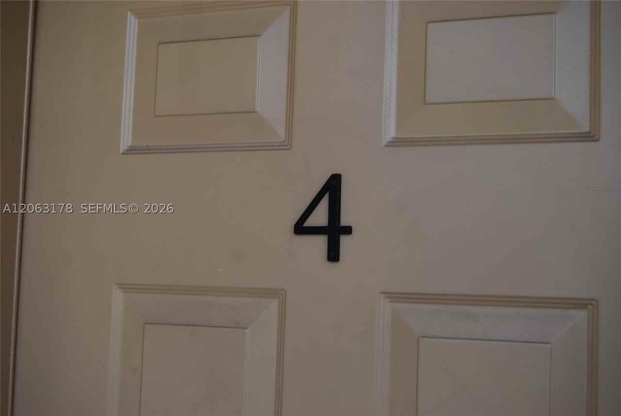 909 Sw 15th Ave #4 - Photo 3 of 20