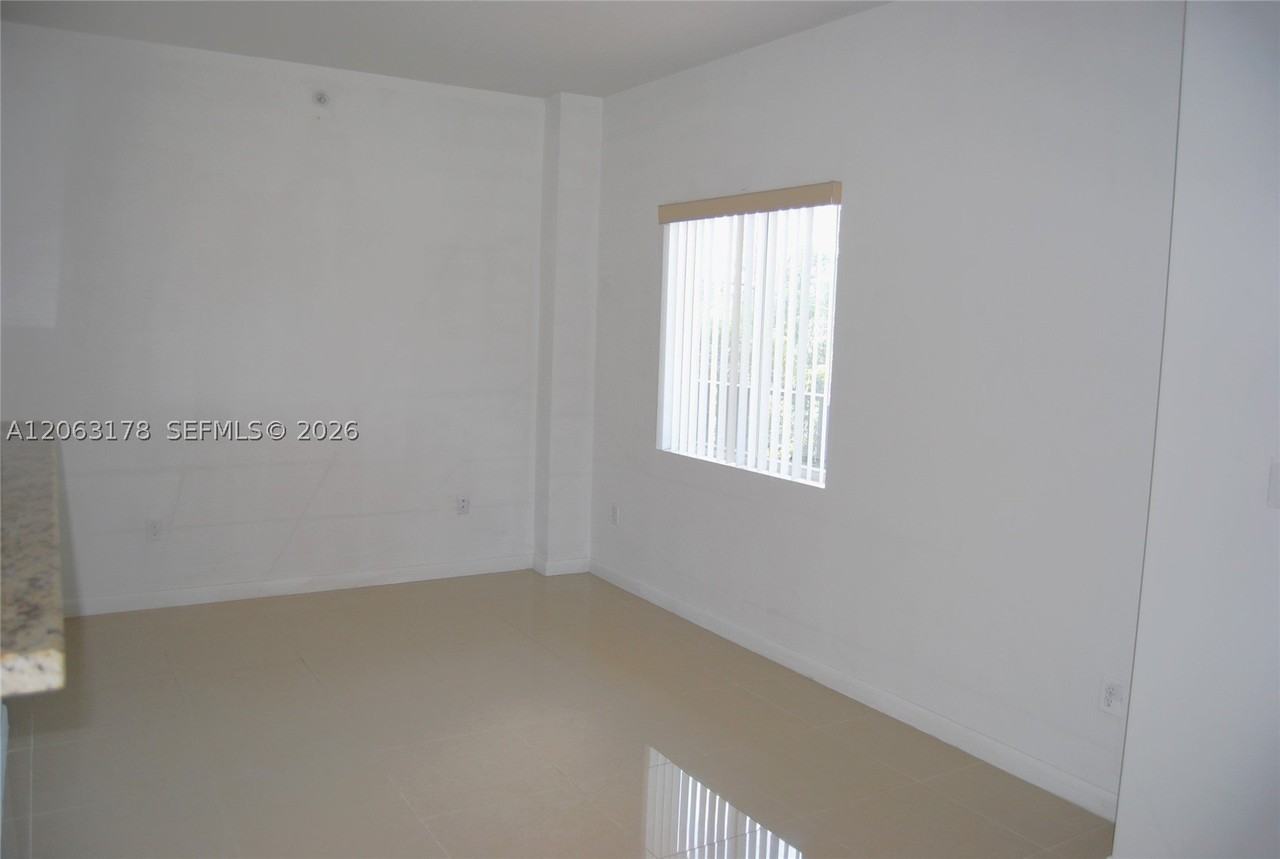 909 Sw 15th Ave #4 - Photo 5 of 20