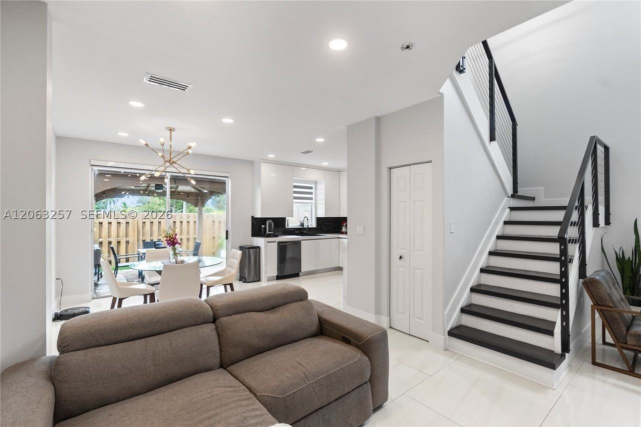 10151 Nw 32nd Ter - Photo 7 of 39