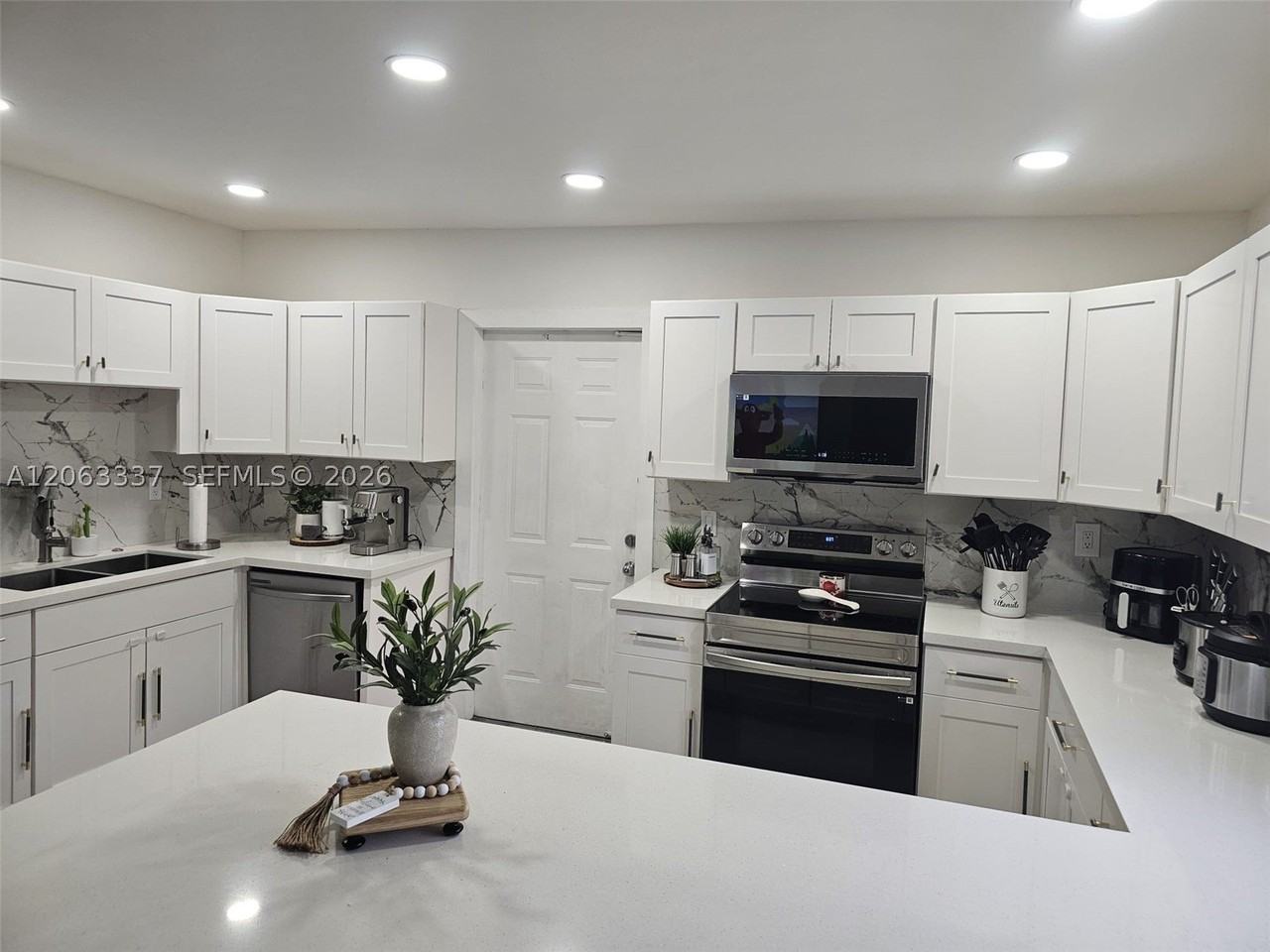75 Sw 18th Ave - Photo 3 of 27