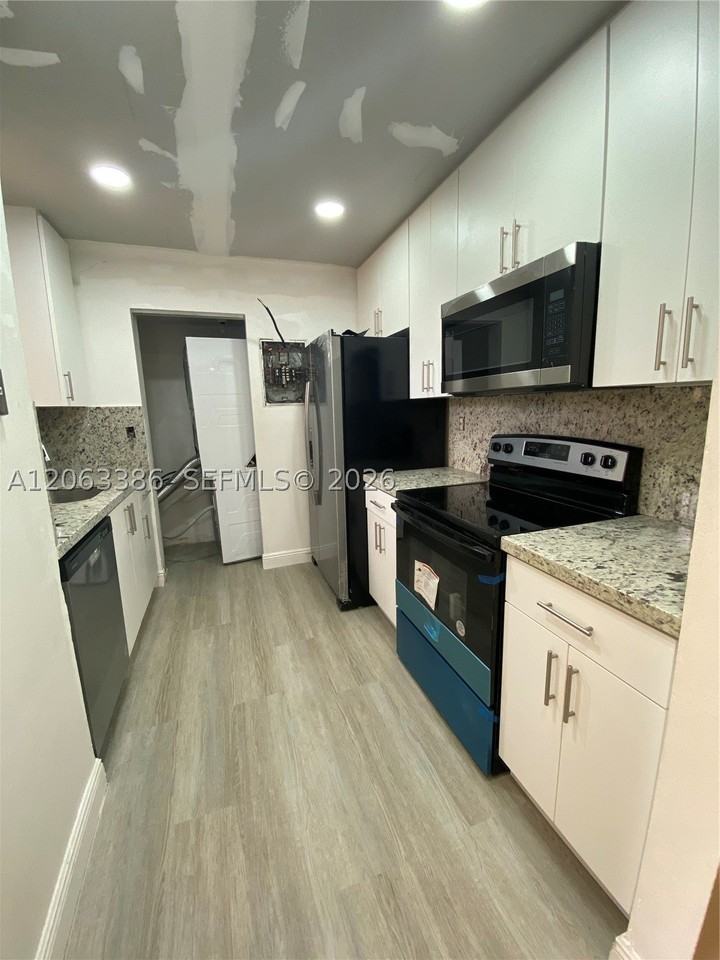 556 Nw 114th Ave #203 - Photo 2 of 21