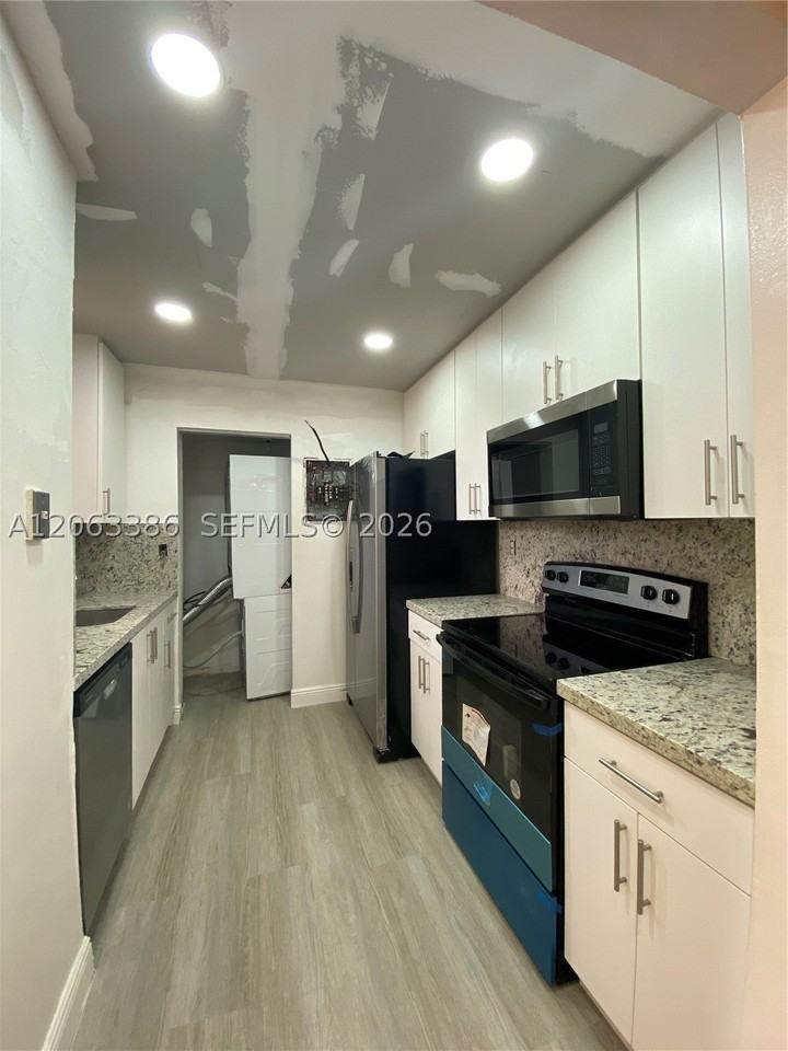 556 Nw 114th Ave #203 - Photo 3 of 21