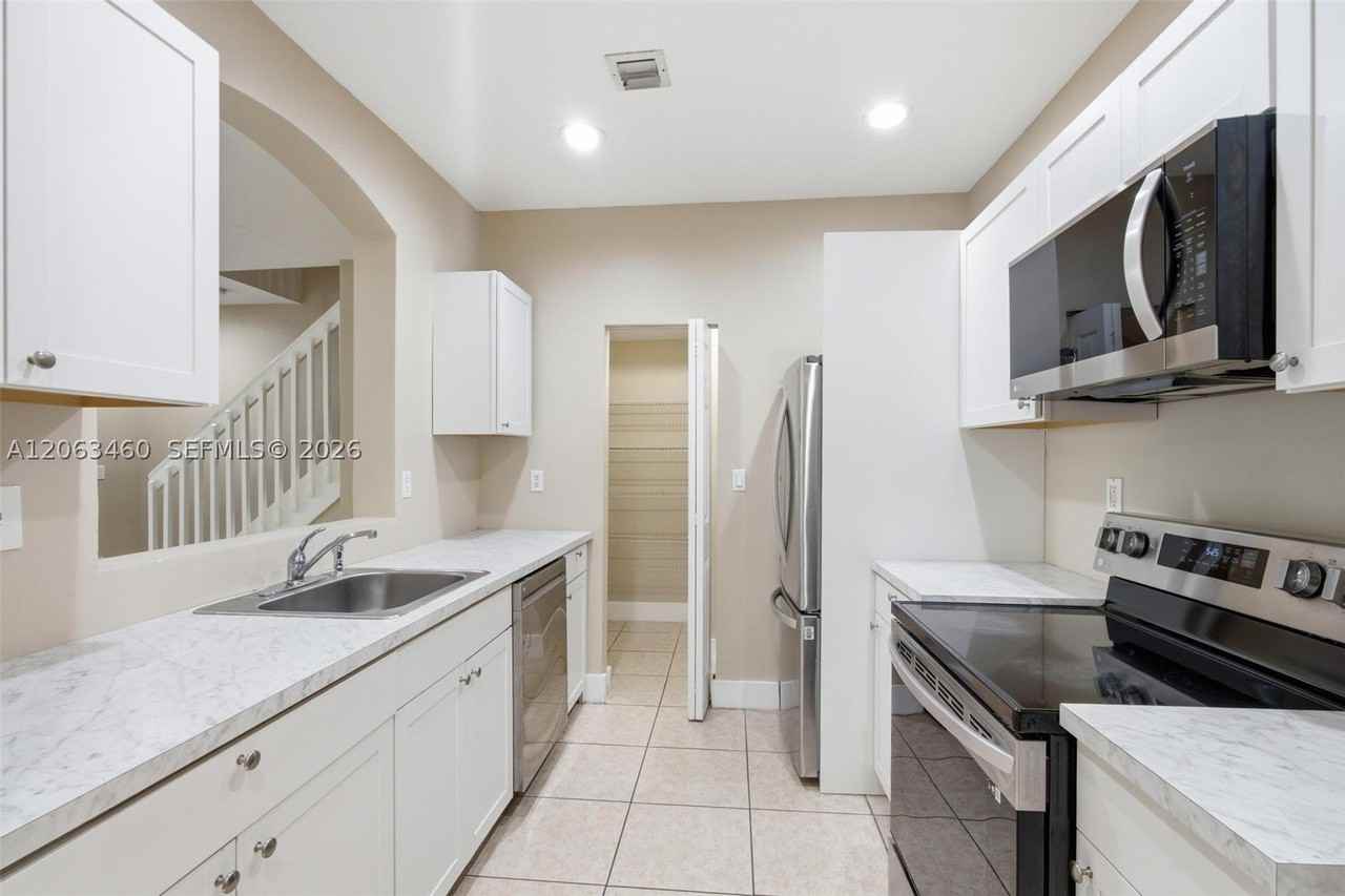 2247 Ne 42nd Ave - Photo 4 of 31