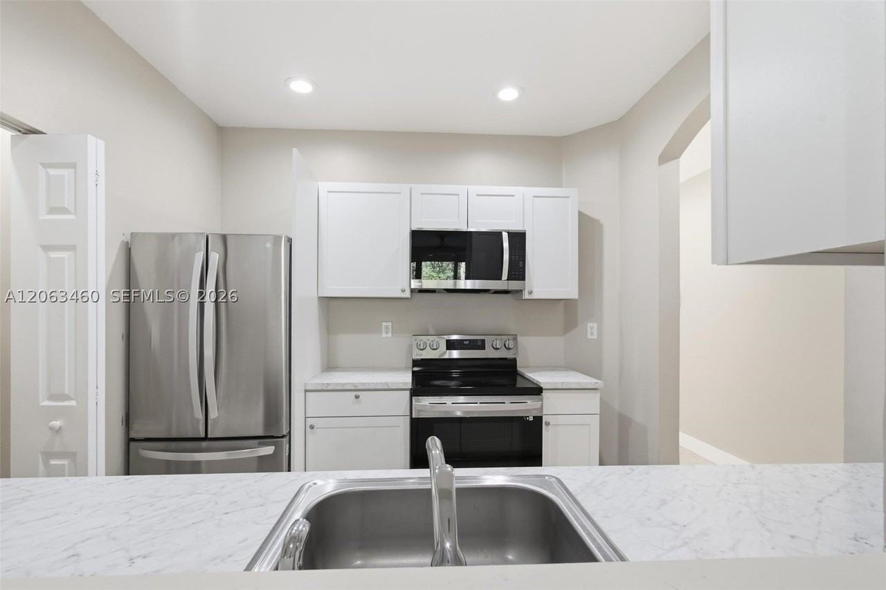 2247 Ne 42nd Ave - Photo 5 of 31