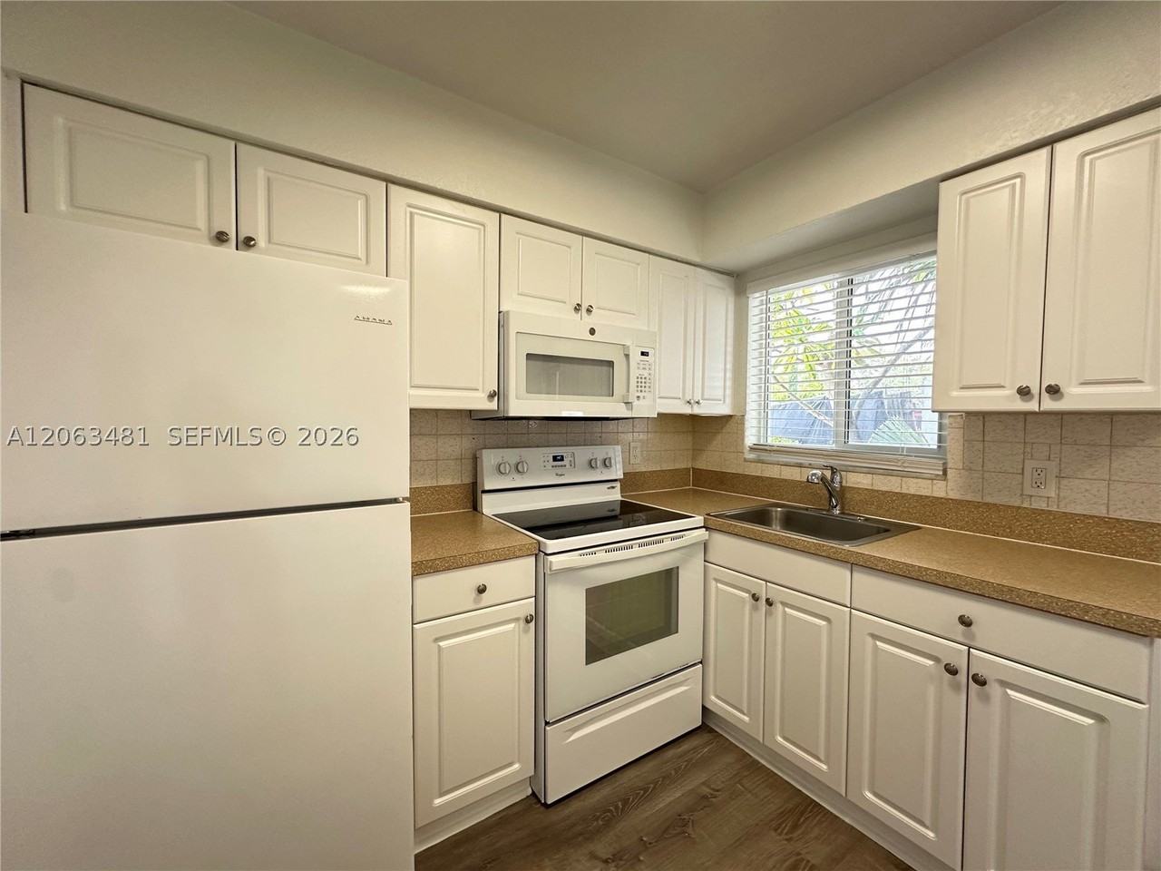 3720 Ne 22nd Ave #12 - Photo 5 of 26