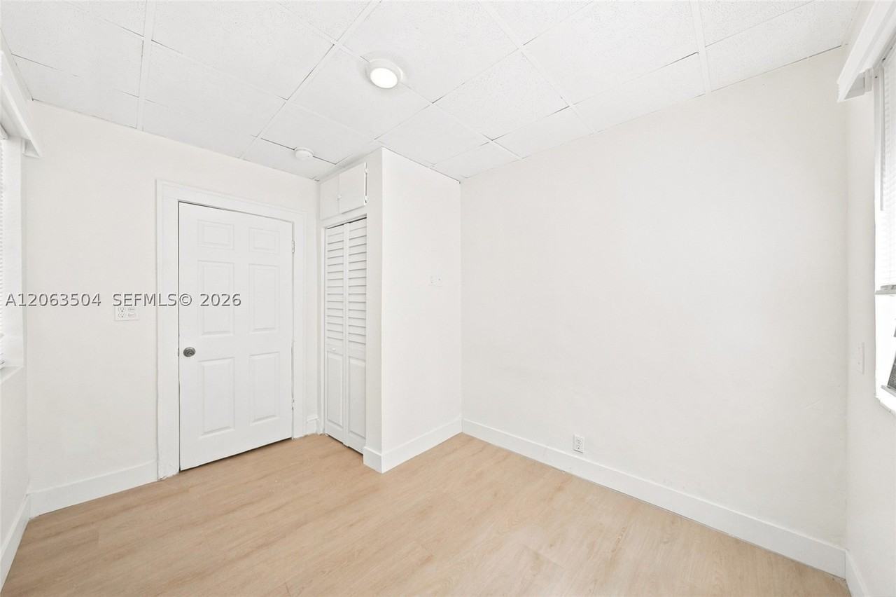 119 Ne 56th St #1 - Photo 6 of 29