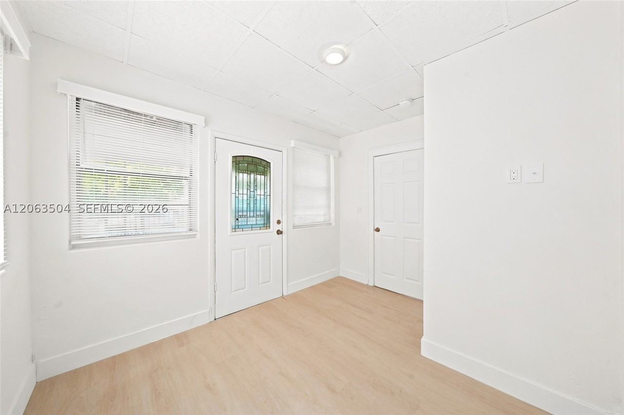 119 Ne 56th St #1 - Photo 7 of 29