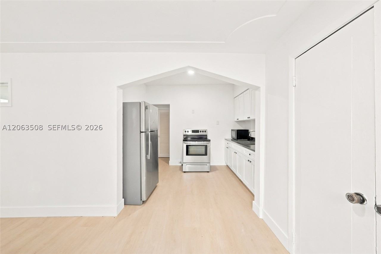 119 Ne 56th St #2 - Photo 5 of 19