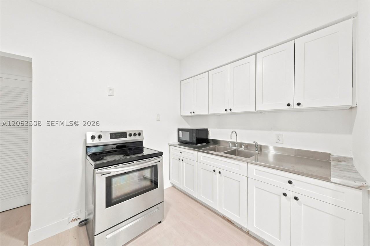 119 Ne 56th St #2 - Photo 6 of 19