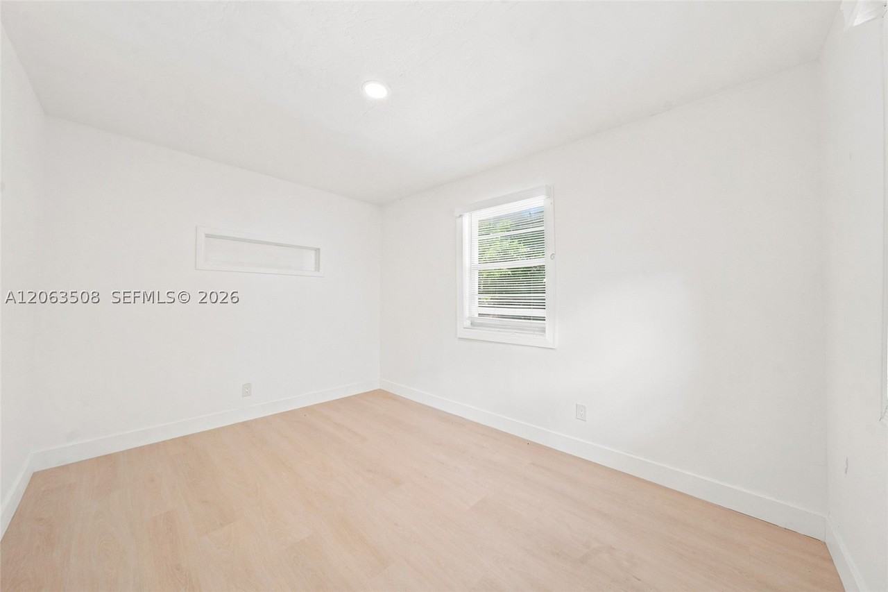 119 Ne 56th St #2 - Photo 7 of 19