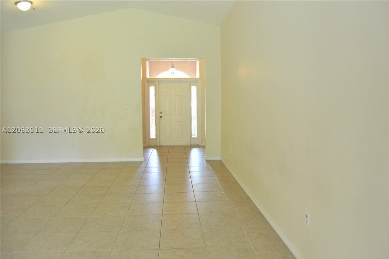1855 Ne 36th Ave #1855 - Photo 4 of 25