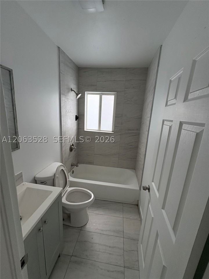 10417 Nw 6th Ave - Photo 6 of 10