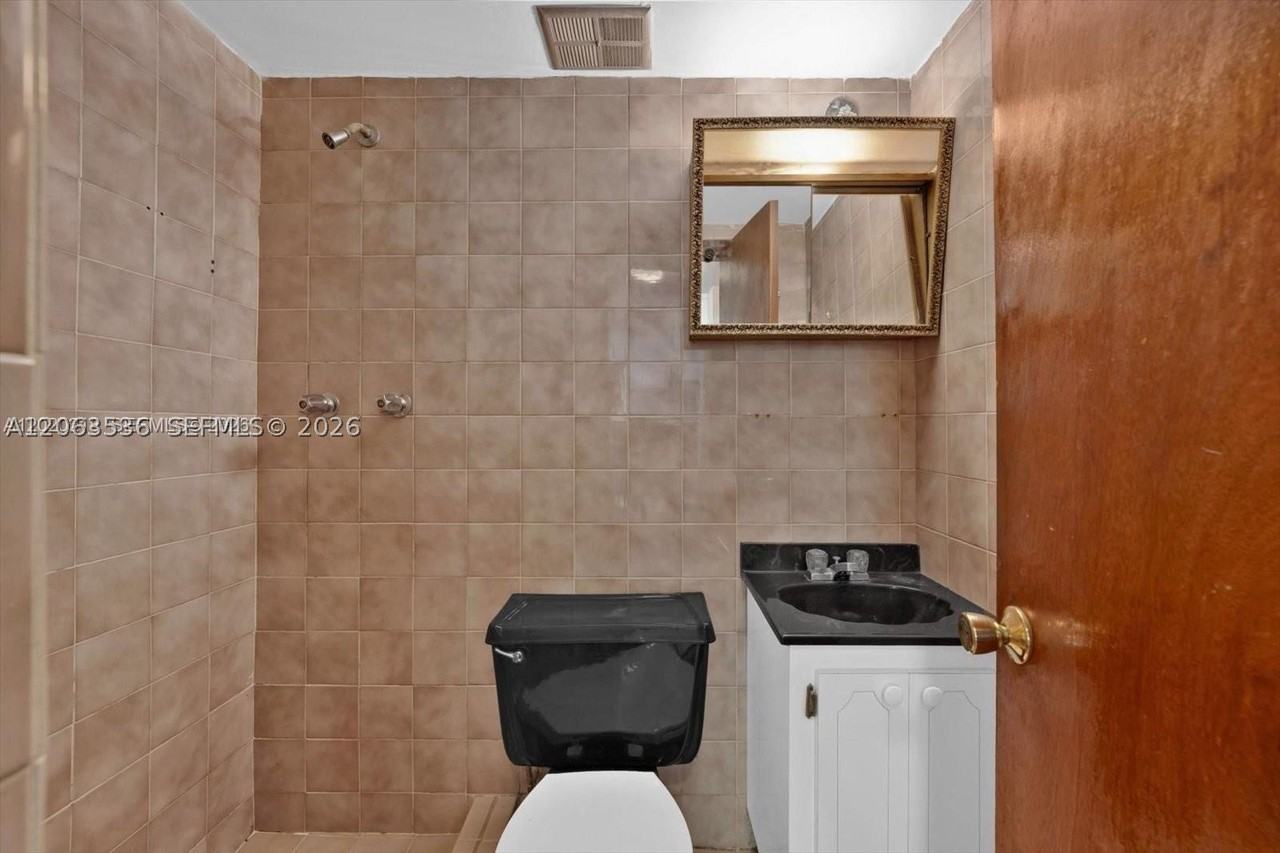 727 Nw 24th Ct #1 - Photo 6 of 8