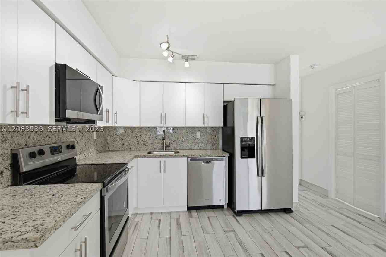2627 Sw 29th Ave #2627 - Photo 7 of 18