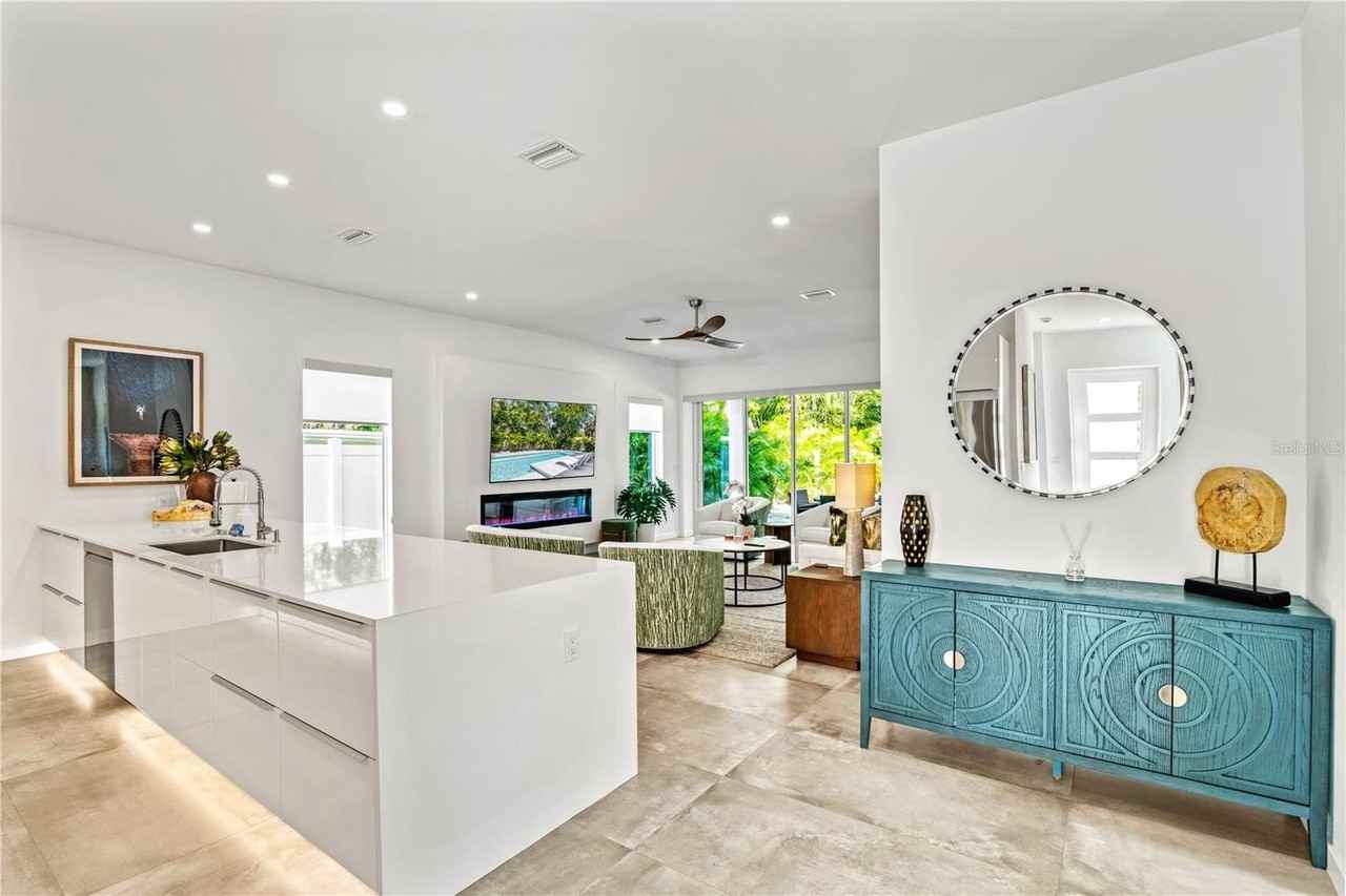 2327 Hillview St - Photo 7 of 48