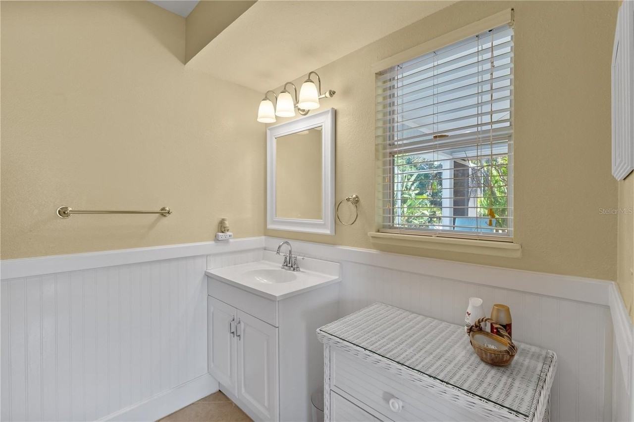 7860 Holiday Dr - Photo 5 of 36