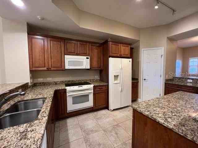 7710 Lake Vista Ct #303 - Photo 5 of 32