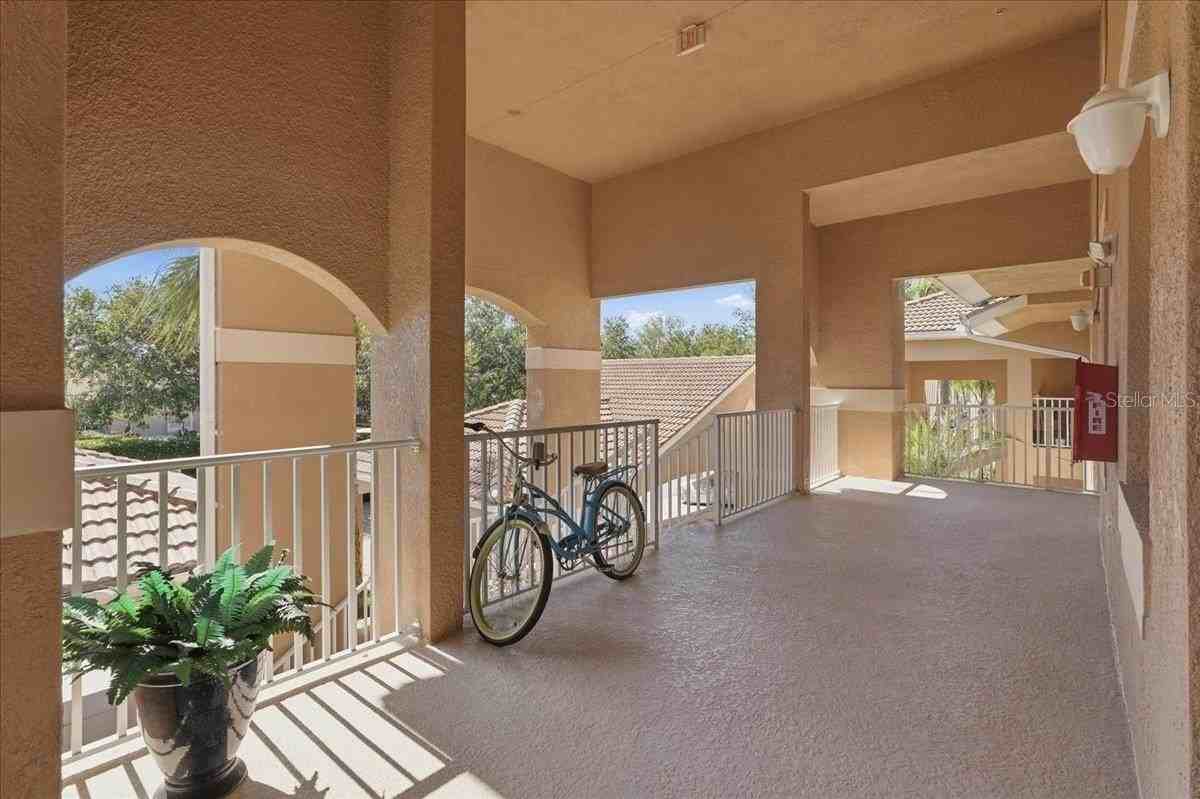 819 Fairwaycove Ln #204 - Photo 4 of 45