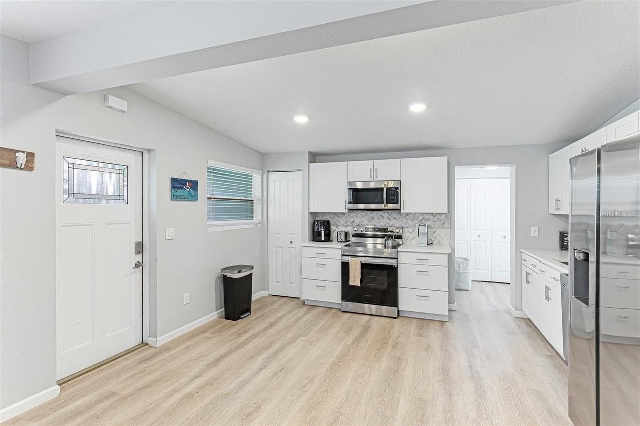 1023 Roberta St - Photo 4 of 15