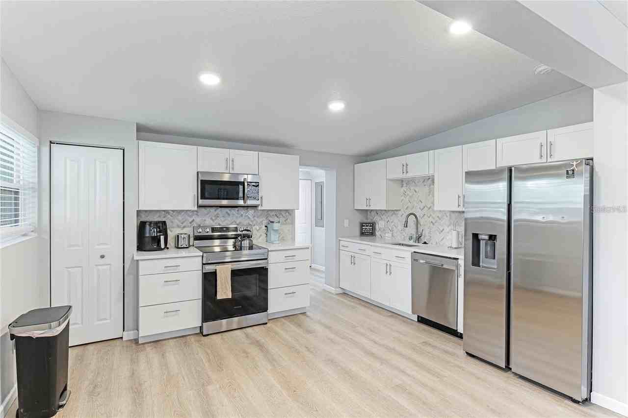 1023 Roberta St - Photo 5 of 15