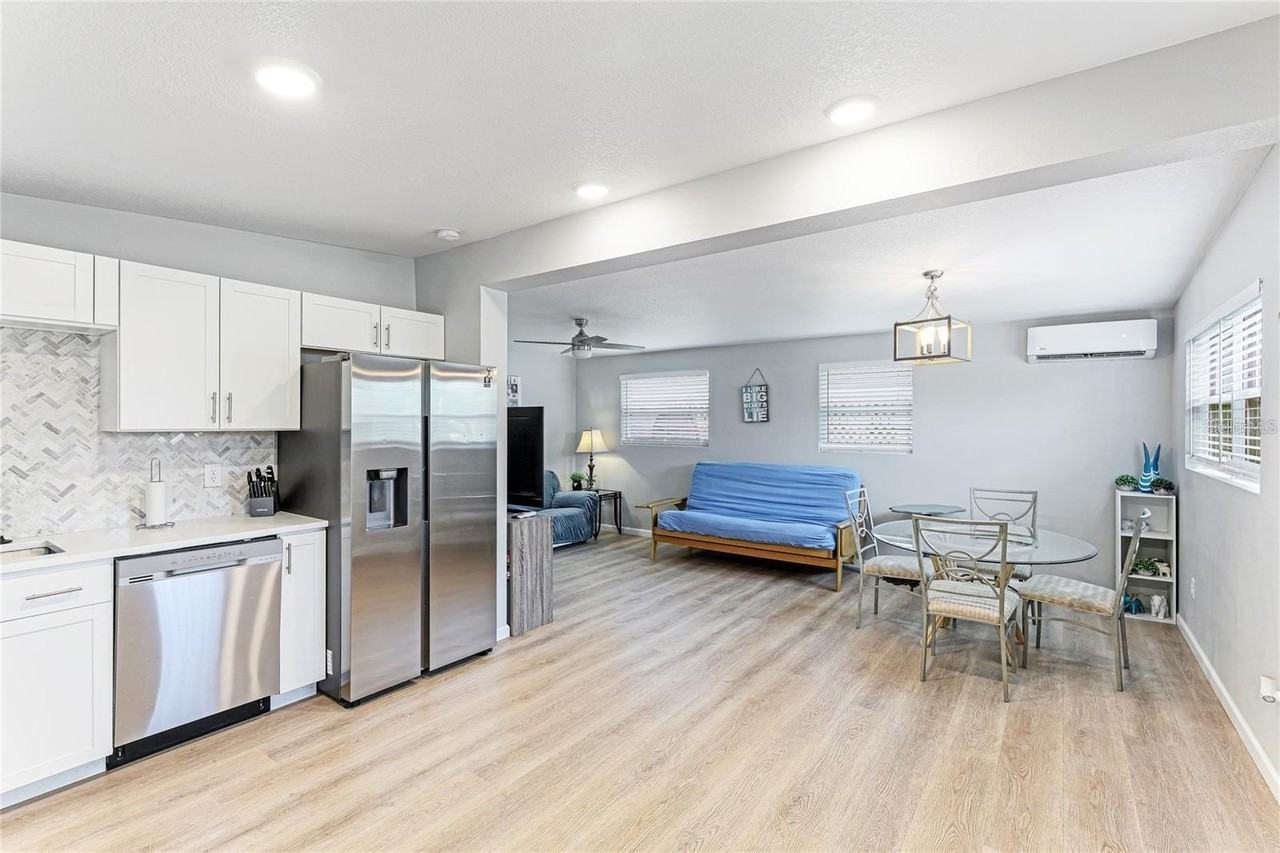 1023 Roberta St - Photo 6 of 15
