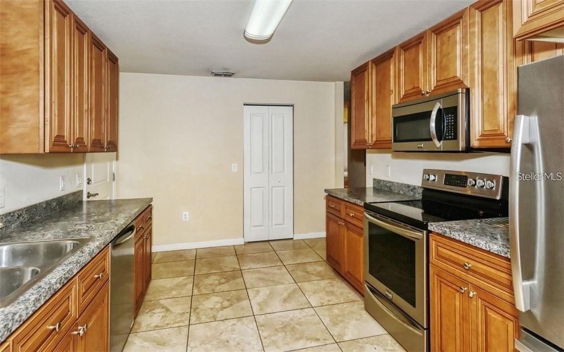 1057 32nd St - Photo 3 of 9