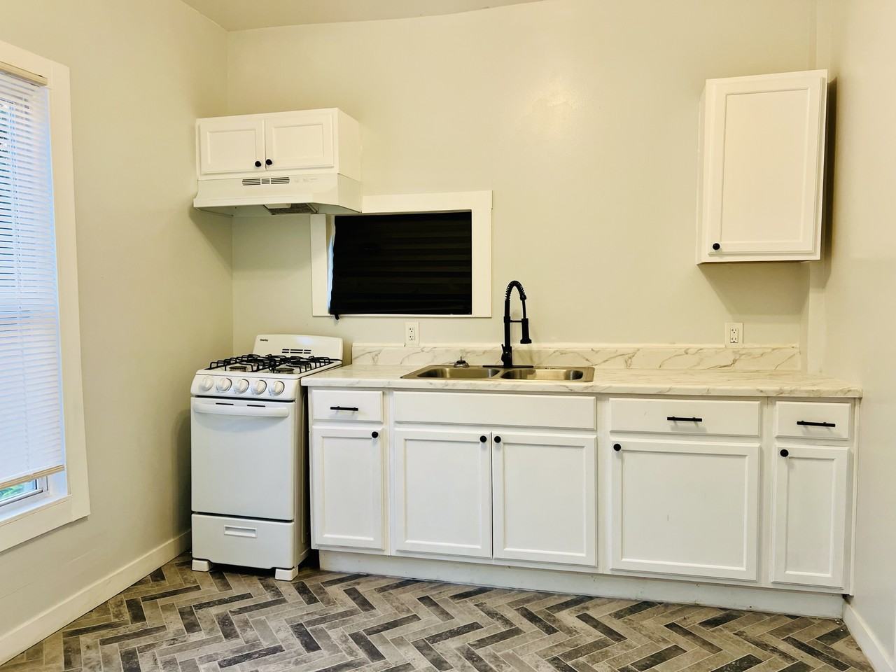 831 N Chestnut St #2 - Photo 2 of 13