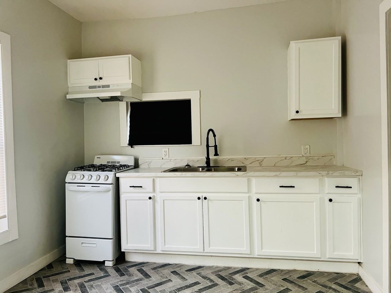 831 N Chestnut St #2 - Photo 3 of 13