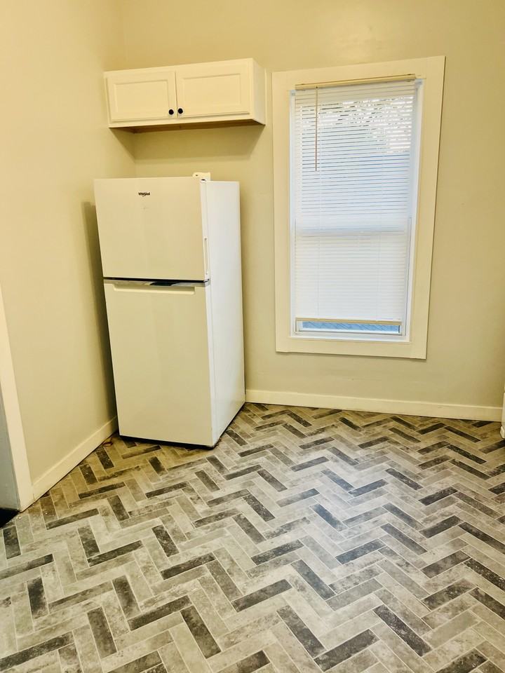 831 N Chestnut St #2 - Photo 4 of 13