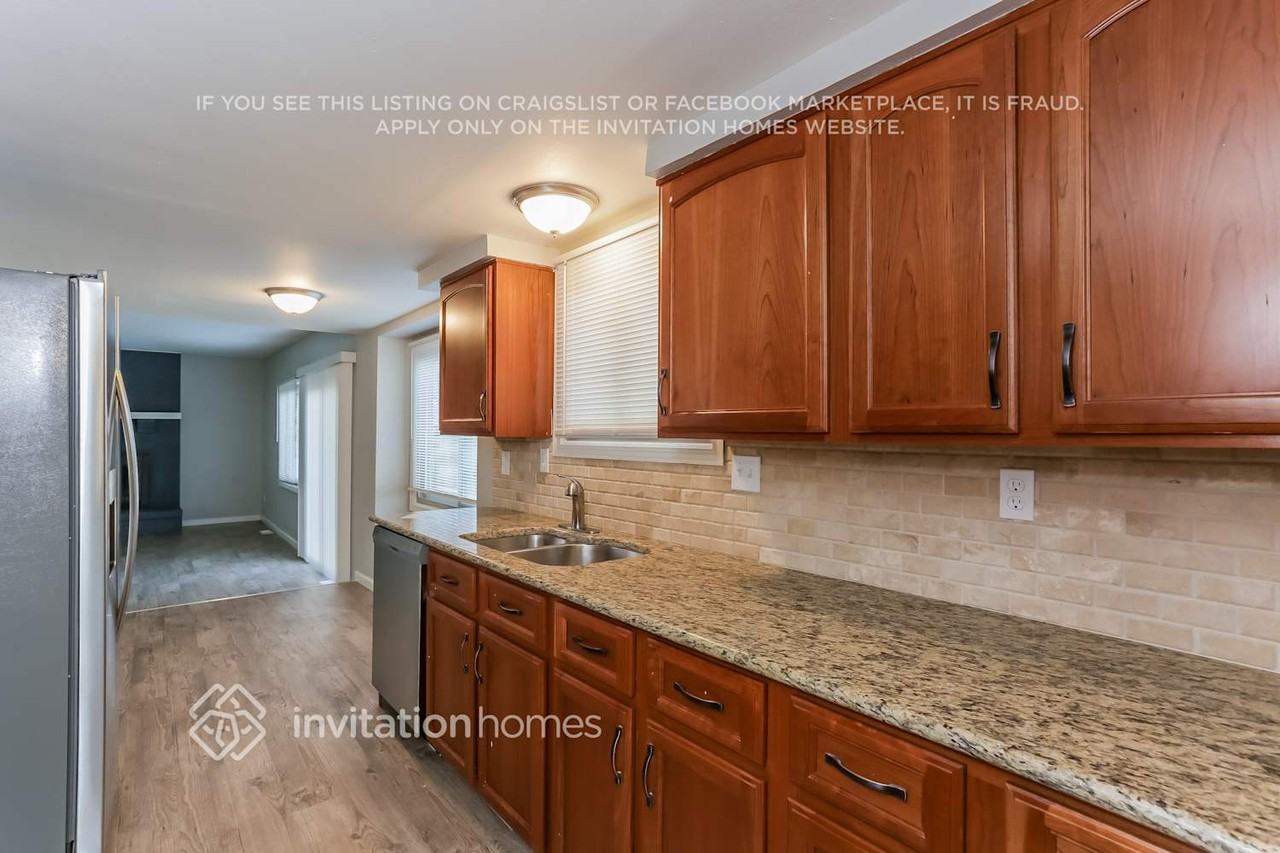 2569 E 102nd Ave - Photo 6 of 18