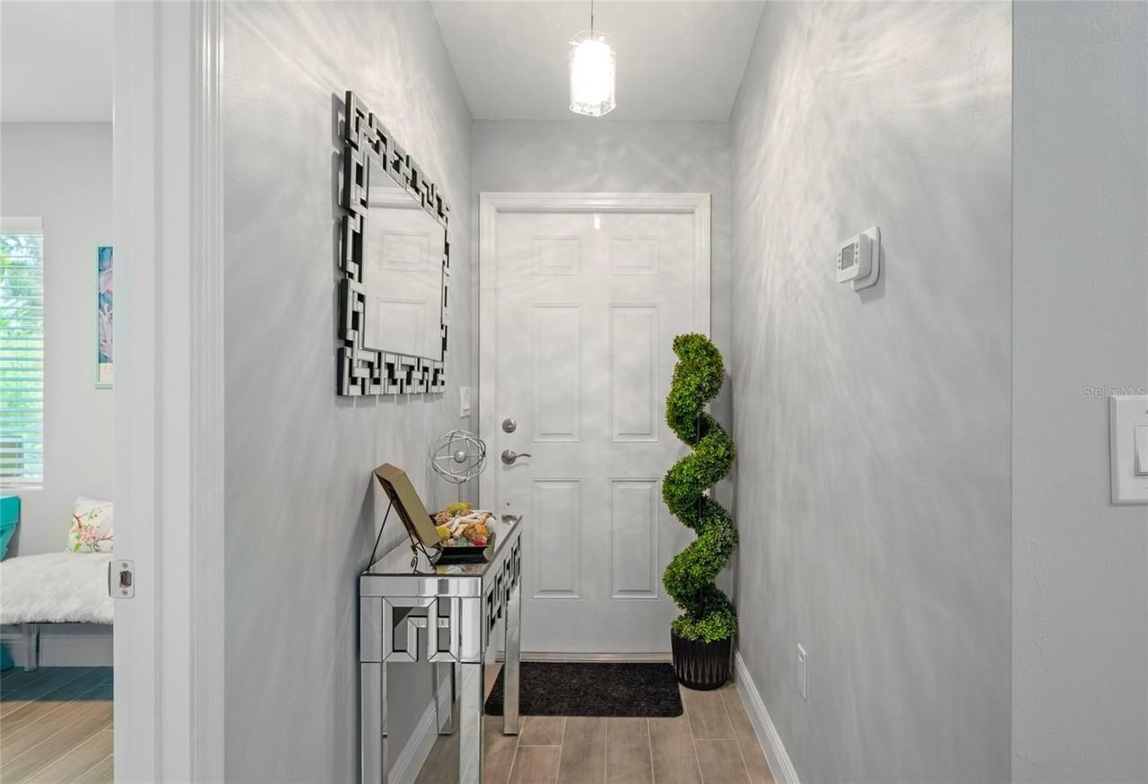 2098 Como St - Photo 7 of 27