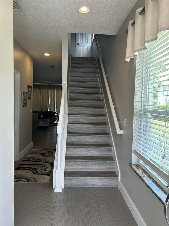 1421 Retreat Cir - Photo 2 of 12