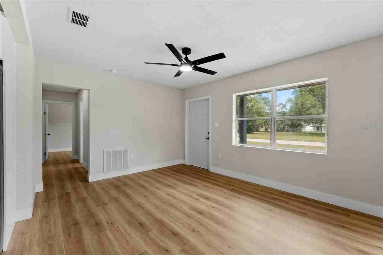 1218 Crescent St - Photo 6 of 33