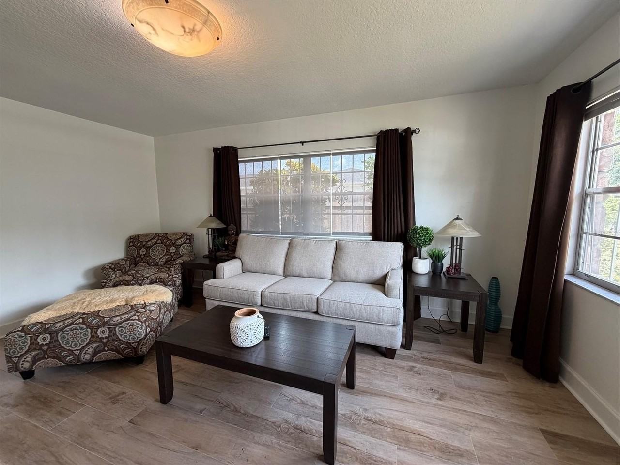 3230 W Saint Conrad St - Photo 4 of 19