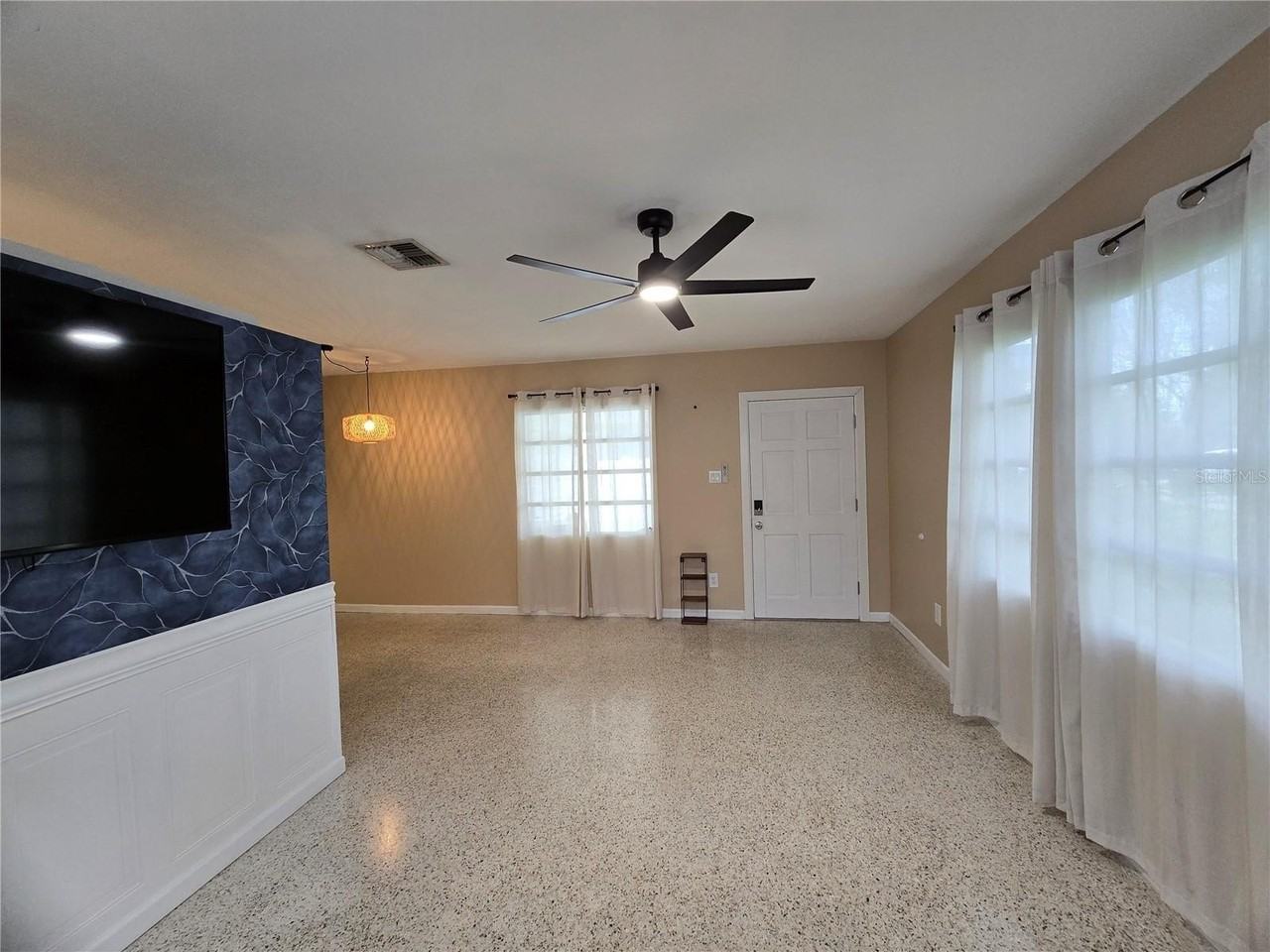 5712 Dartmouth Ave N - Photo 4 of 22