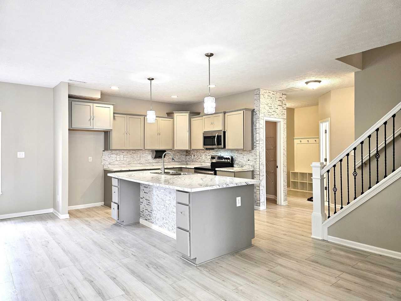 7252 Lockford Walk N - Photo 7 of 26