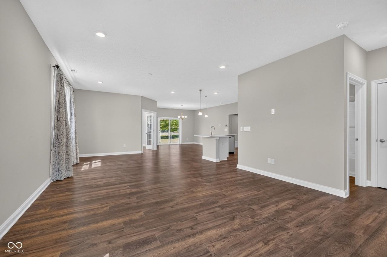 9073 Lieven St - Photo 6 of 35